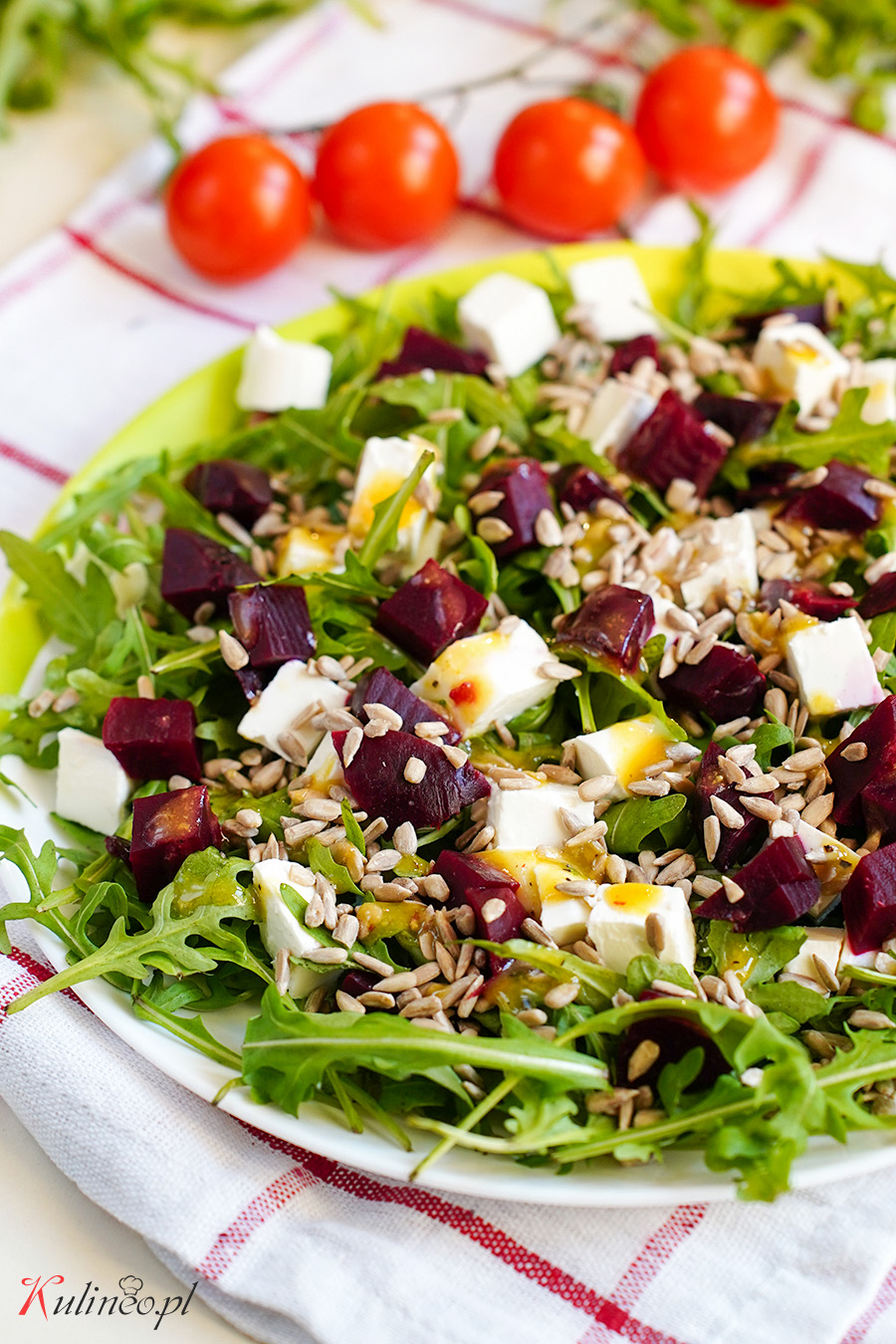 Sałatka z fetą, burakiem i rukolą