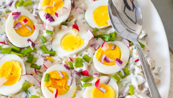 Jajka w sosie z pieczarkami i ogórkiem